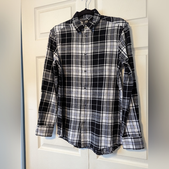 3/$20! H&M Men's Black & Blue Plaid Shirt - Picture 2 of 7